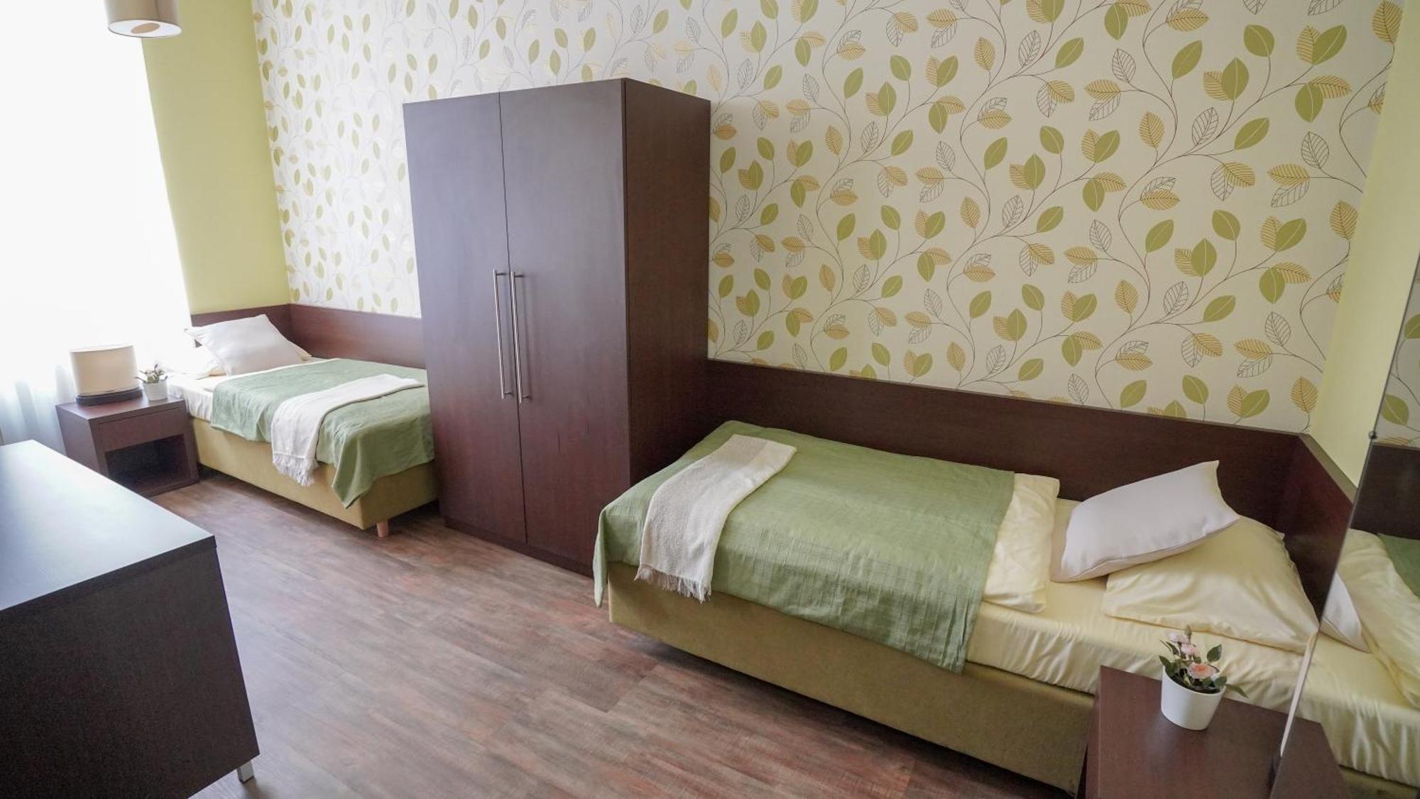 Elegant & Stylish Center Apartments! Apartament
