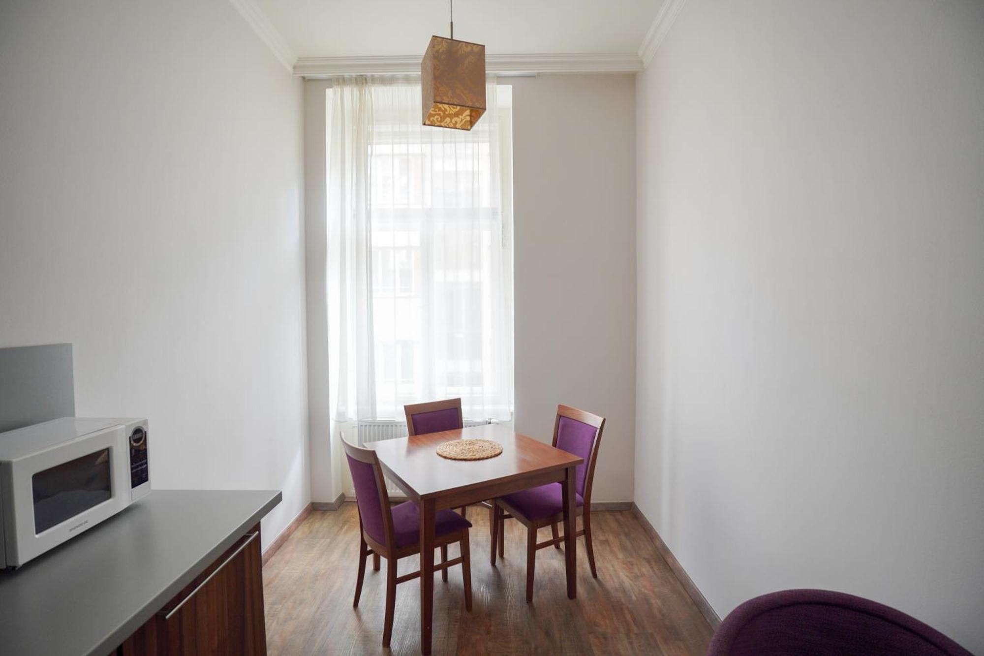 Elegant & Stylish Center Apartments! Apartament *