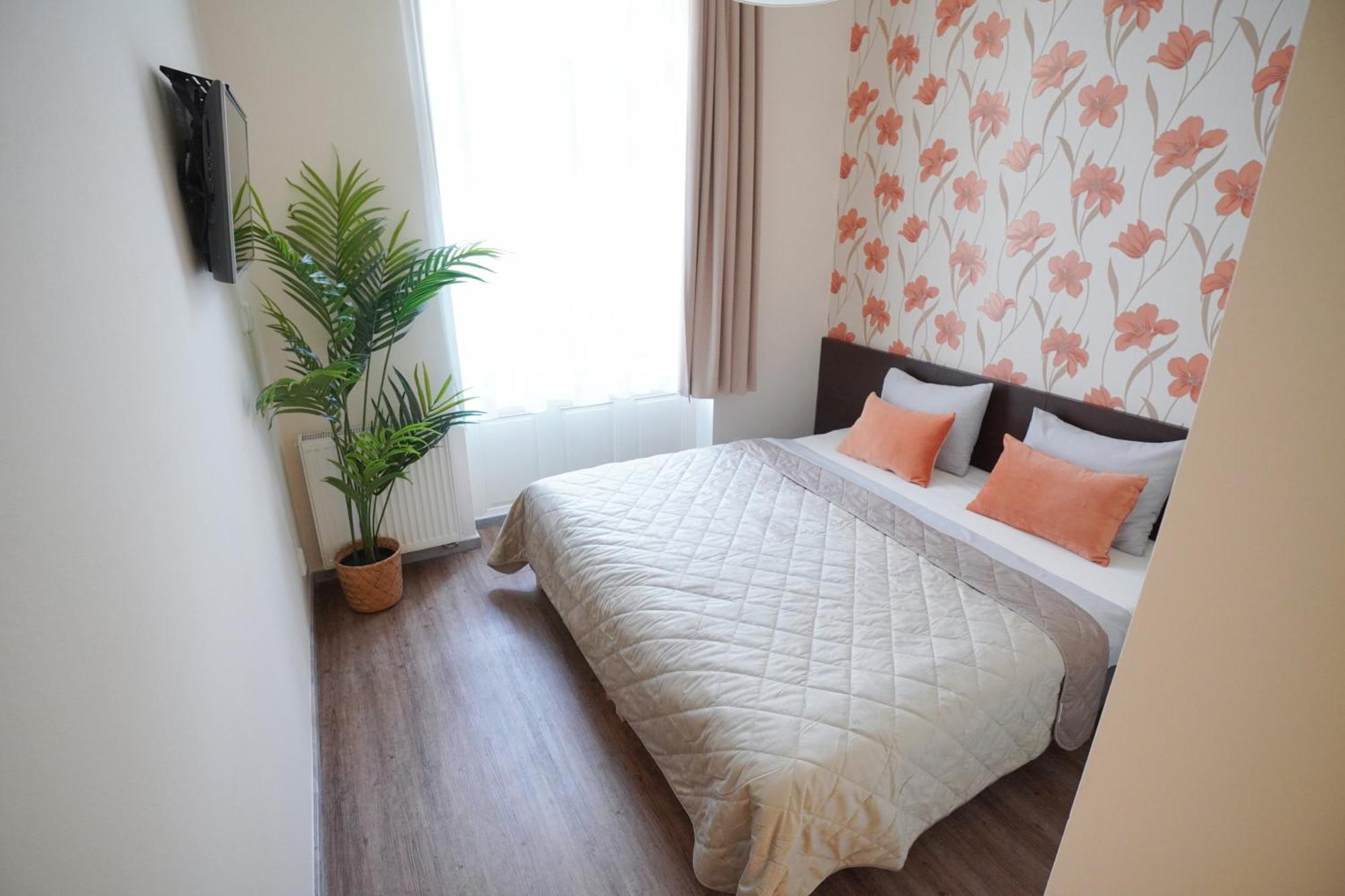 Elegant & Stylish Center Apartments! Apartament